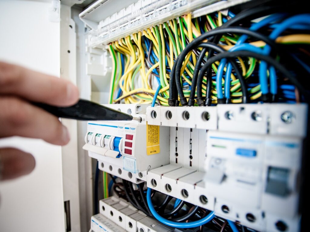Infraestructura tecnológica avanzada: cámaras de videovigilancia, redes estructuradas y sistemas inteligentes
