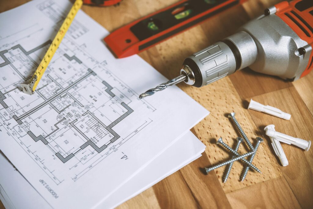 Arquitectos en El Salvador trabajando en la planificación y construcción de proyectos comerciales y residenciales
